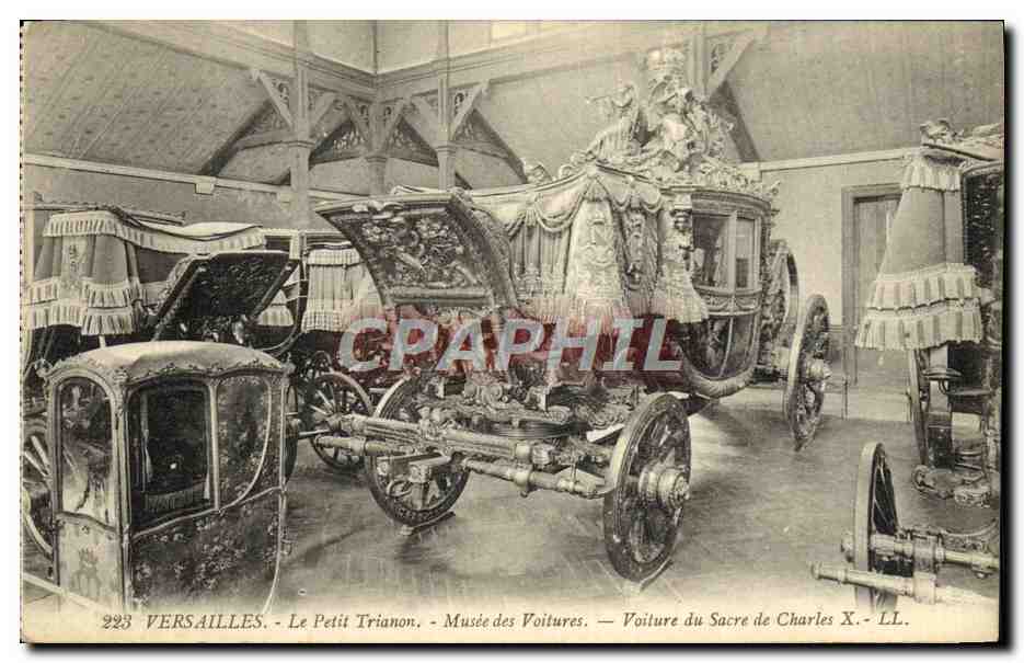 CPA Versailles Le Petit trianon Musee des voitures Voiture du Sacre de Charles X