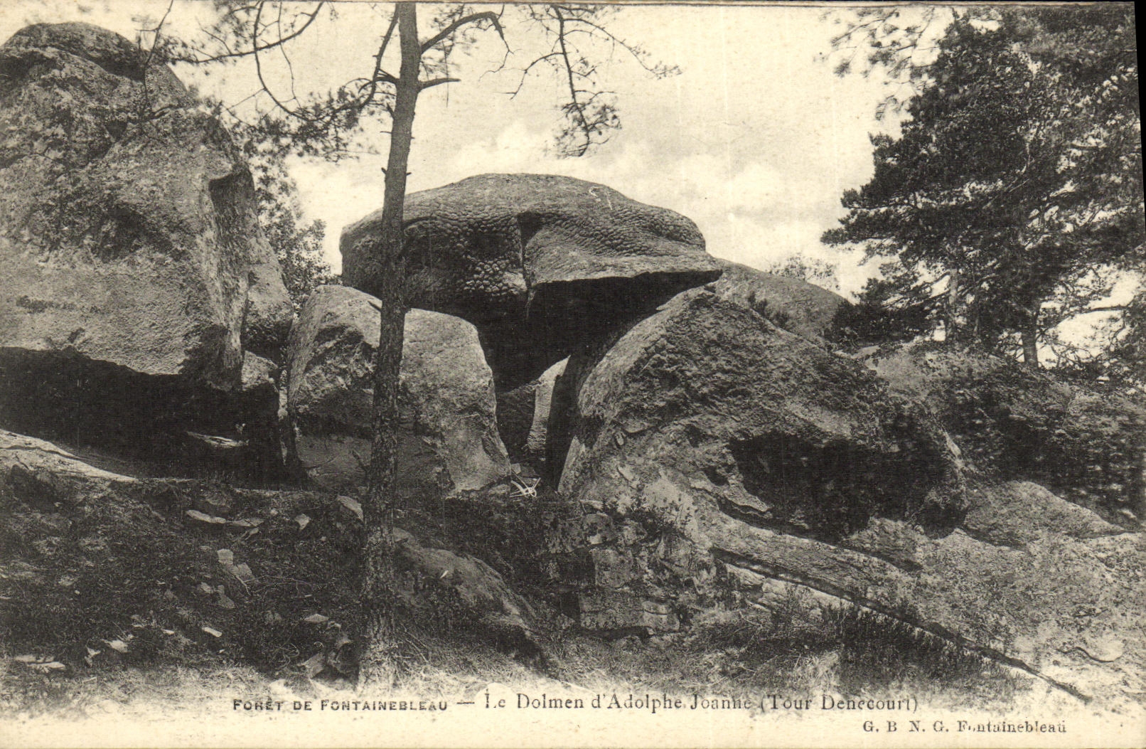 Bosque de Fontainebleau — El Dolmen de Adolphe Joanne (Torre Denecourt) — G. B. N. G. Fontainebleau