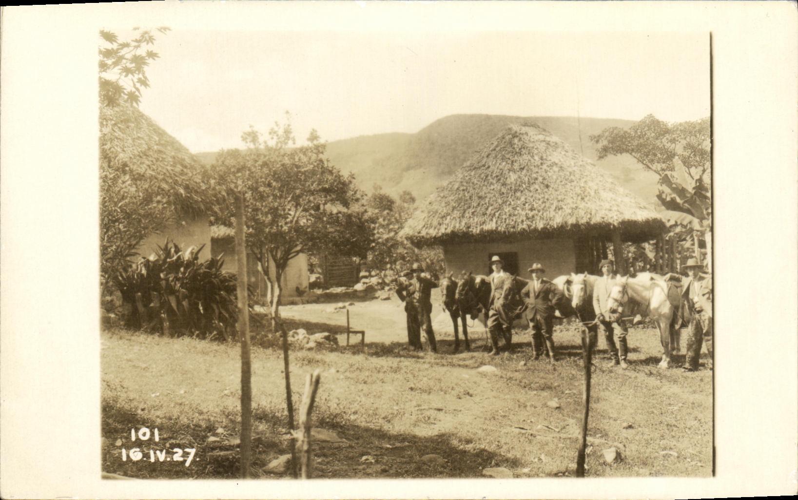 Groupe d'hommes avec chevaux — village avec huttes de chaume — datée 16.IV.27 — CPAPHIL n°101