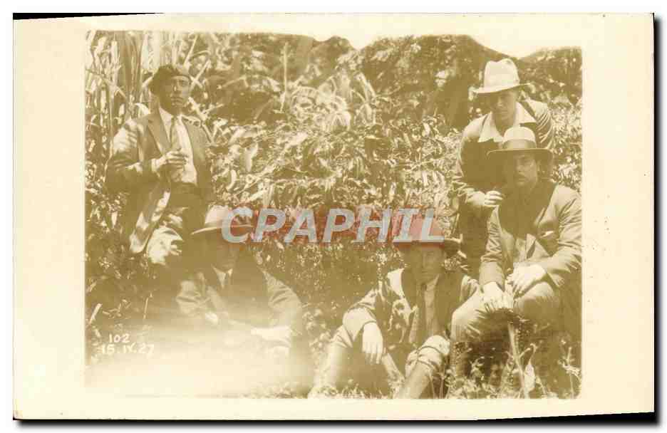 Groupe d'hommes dans un champ de café — 15. IV. 27 — CPAPHIL