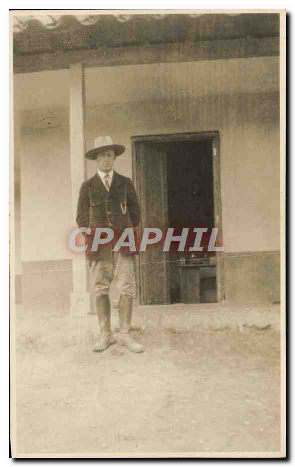 Homme en costume et chapeau — devant une porte — Tarjeta Postal 1931