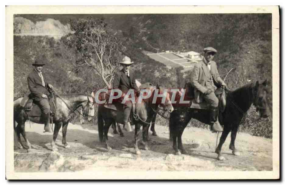 Trois cavaliers en tenue d'époque — paysage montagneux — carte postale non éditée