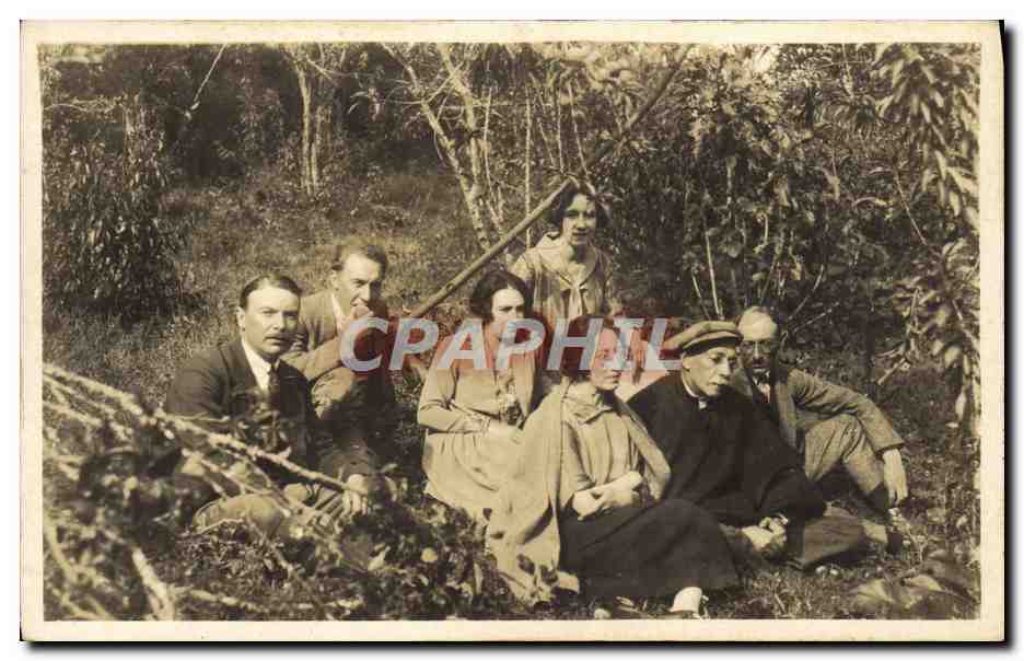 Groupe de personnes dans un jardin — éditeur inconnu, n° de série non visible