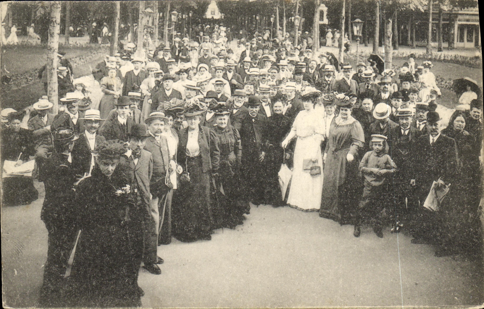Groupe de personnes dans un parc — Carte postale de la série 'Carte Postale' — éditeur Carte Postale - Recto