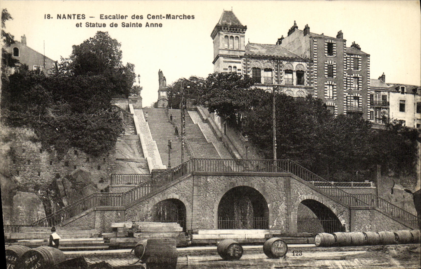 CPA Nantes Escalier Des Cent Marches et statue de sainte anne
