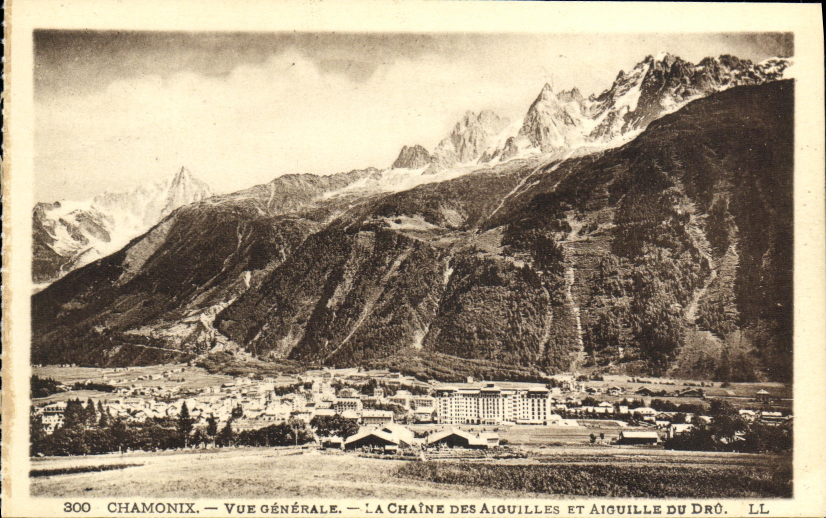 CPA Chamonix Vue Generale La Chaine des Aiguilles et Aiguille du Dru