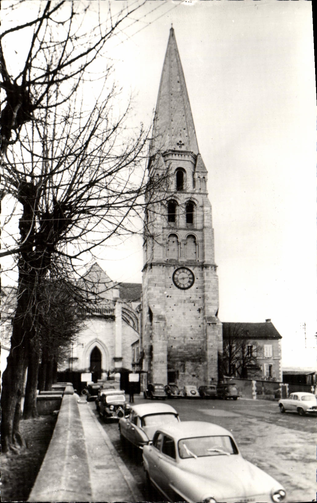 CPM Auxerre Abbaye Saint Germain avec sa tour romane
