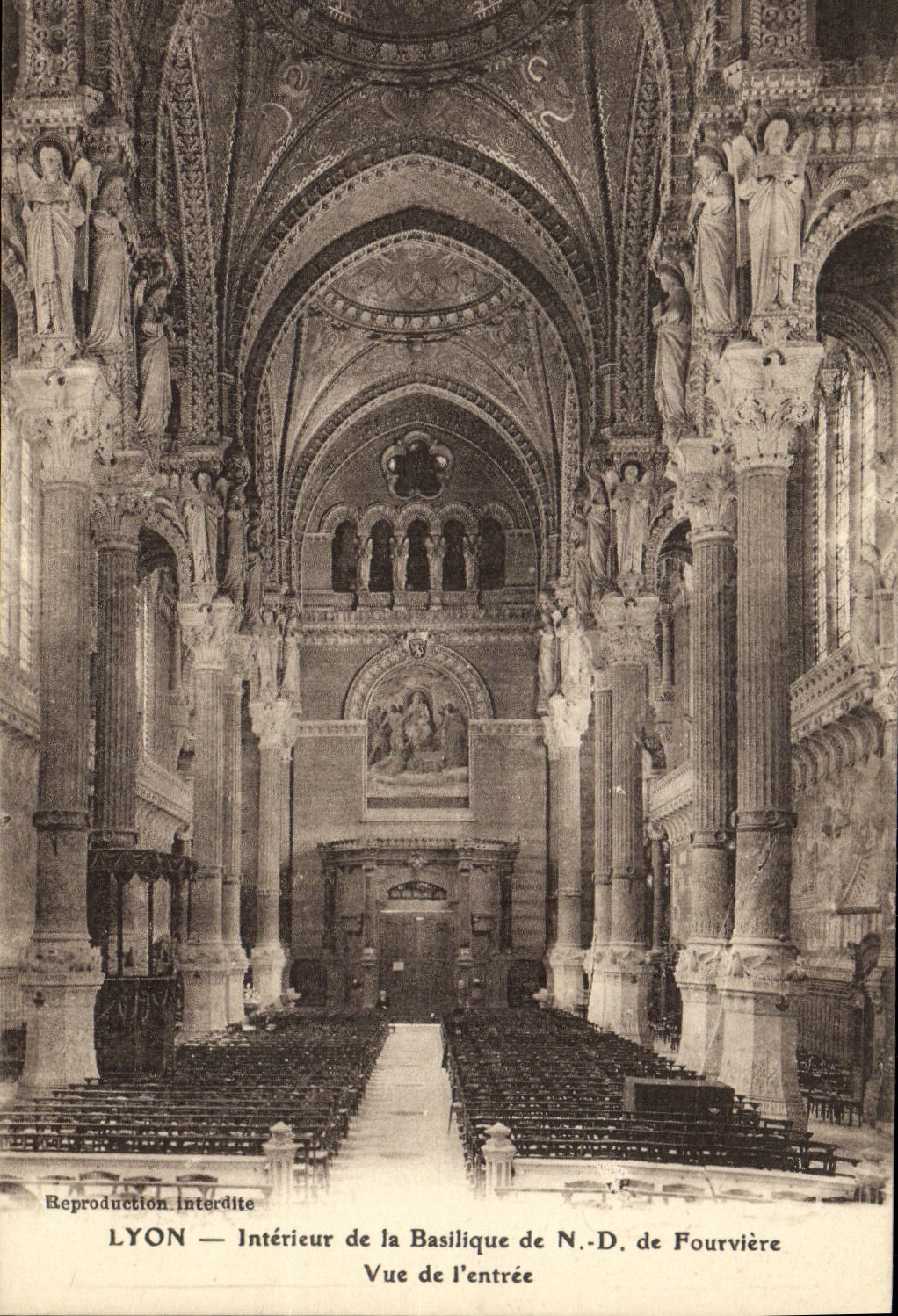 CPA Lyon Interieur de la Basilique de N D de Fourviere Vue de l'entree