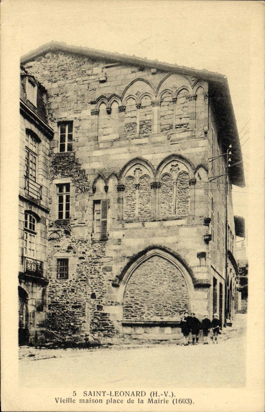 CPA Saint Leonard Vieille maison Place de la Mairie 