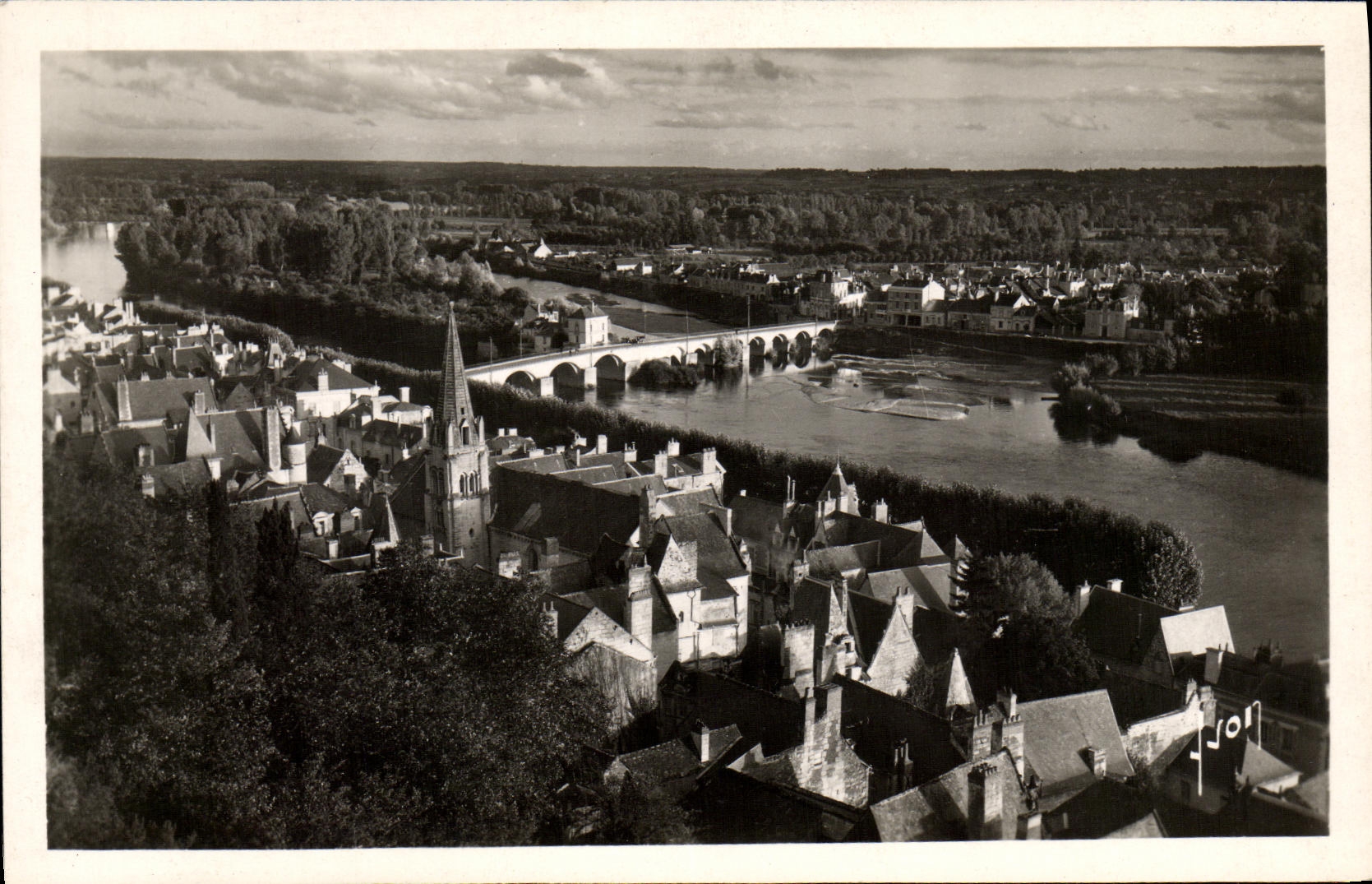 CPA Chinon Vue generale sur la ville et la vienne