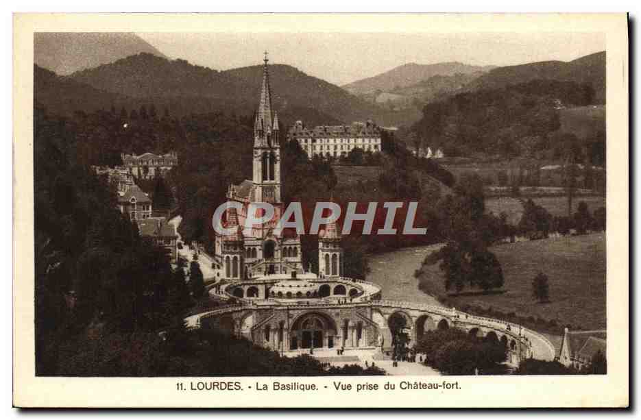 CPA Lourdes La Basilique Vue prise du chateau fort