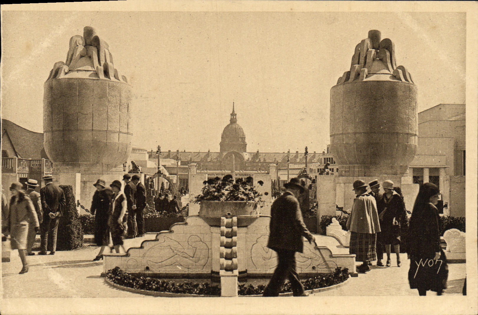 Entrée des Jardins de la Manufacture de Sévres — Exposition Internationale des Arts Décoratifs Paris 1925 — Édition d'Art YVON