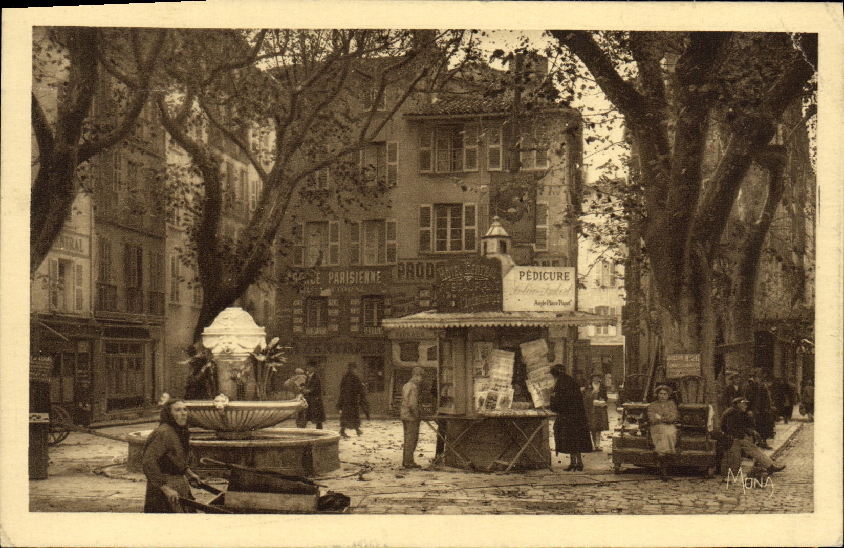 Place de l'Amiral Senès à Toulon — vue de la fontaine et du kiosque — éditée par MONA