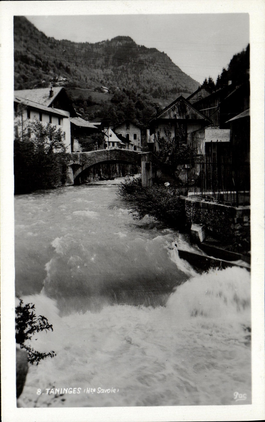 Taninges (Haute-Savoie) — vue du pont et du cours d'eau — éditeur Pas, n° 8