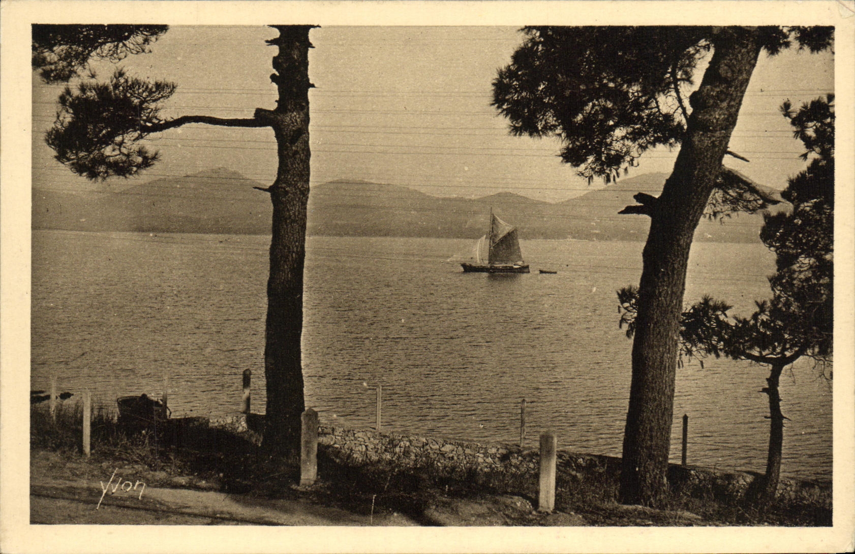 Vista de la carretera hacia Saint-Tropez — El Macizo del Esterel — Edición Yvon, n°14/217