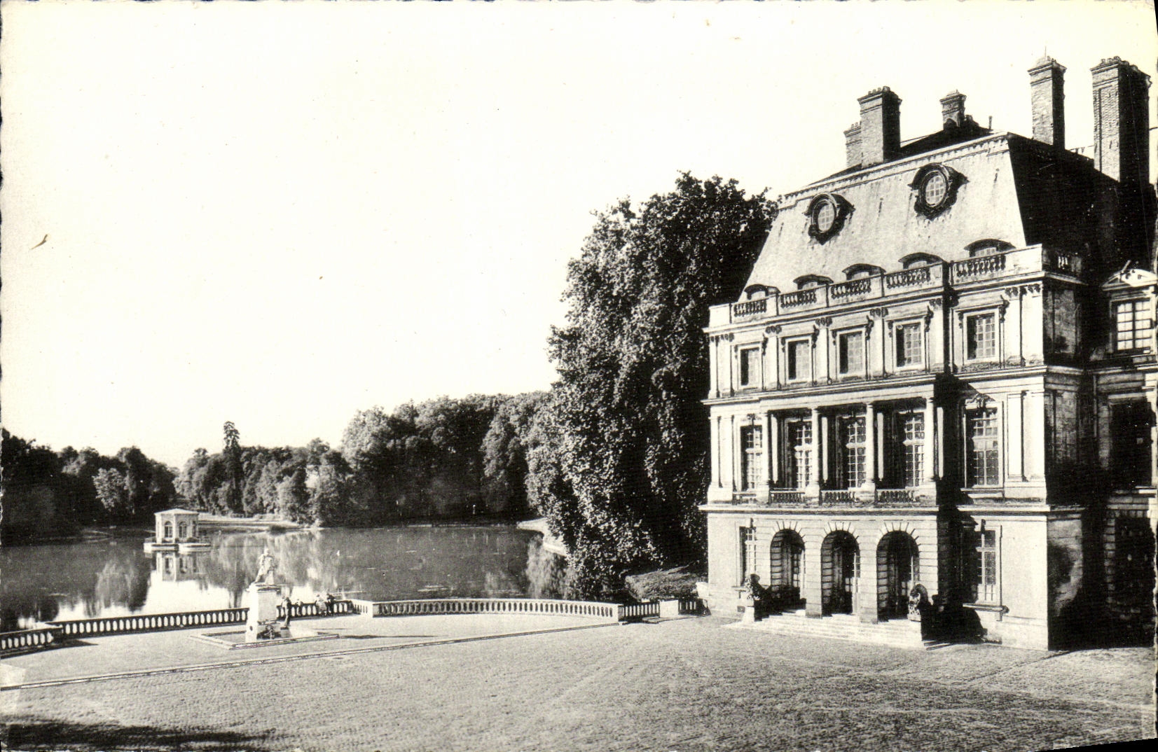 Palais de Fontainebleau — L'Étang des Carpes et le Musée Chinois — Imp.-Phot. L. Monard, Fontainebleau