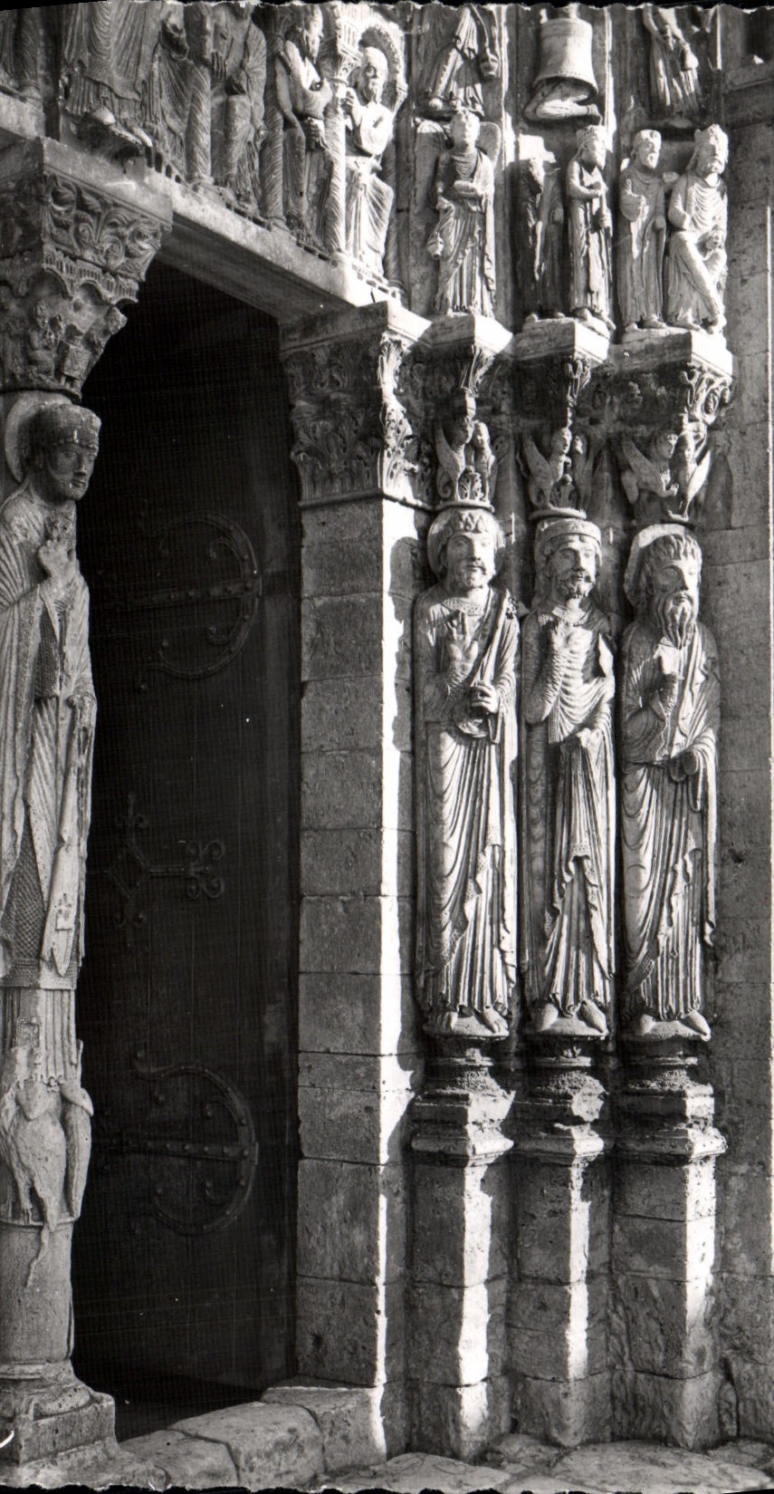 Saint-Loup-de-Naud (S.-et-M.) — Vue partielle du côté droit du portail — six grandes statues drapées à petits plis, style roman