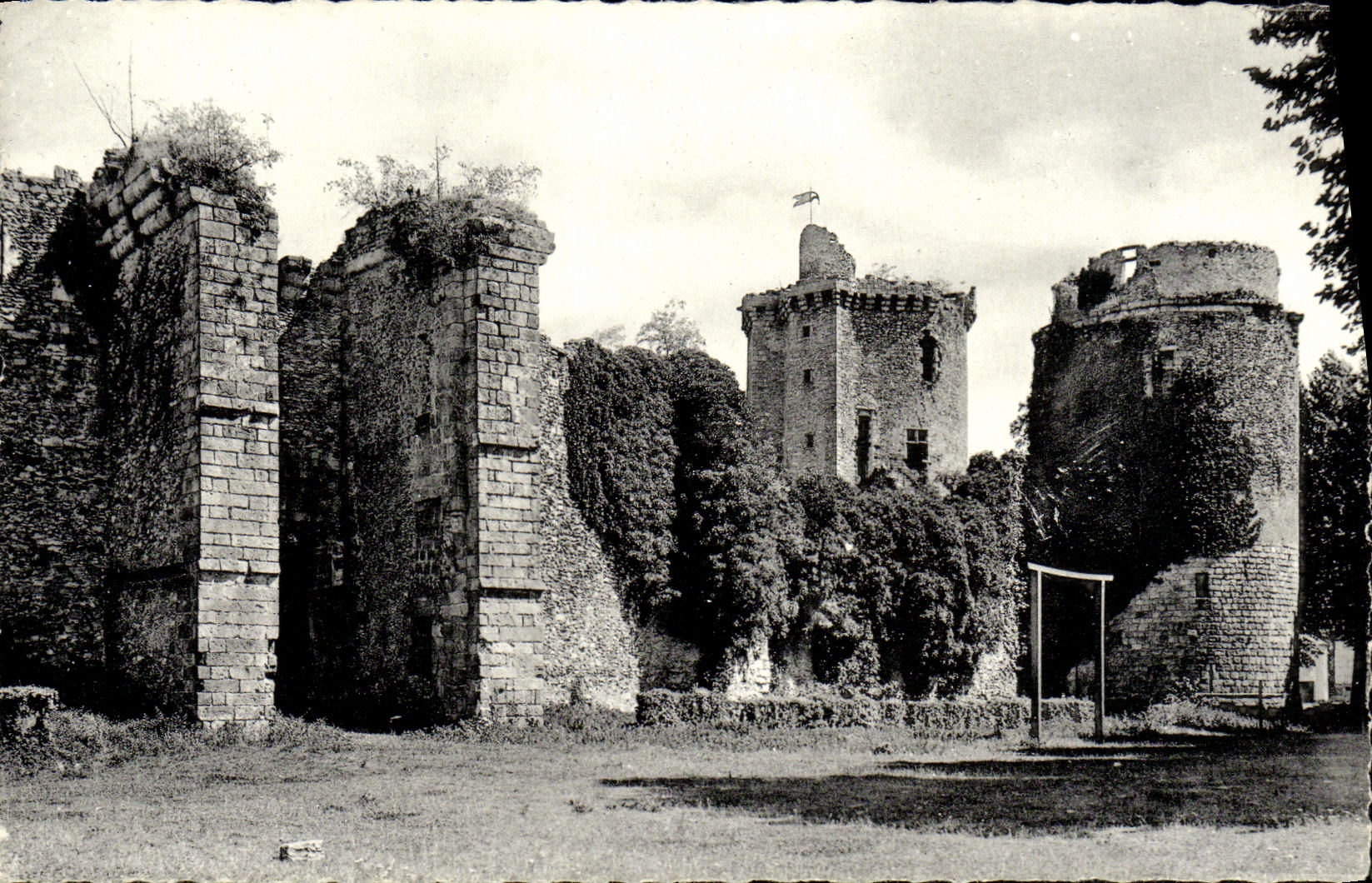 Château fort de Blandy — Vue extérieure — Tour des Gardes — Éditions ARLIX (S.&M.), Paris