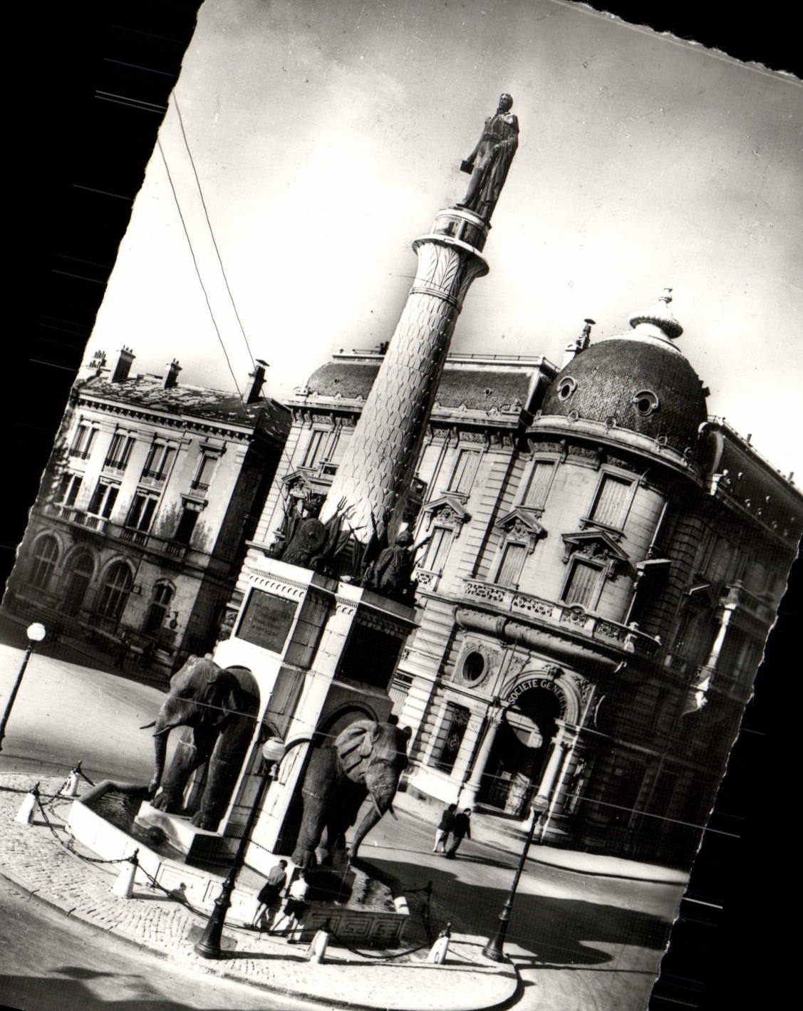 Chambéry (Savoie) — La Fontaine des Éléphants et la Statue du Général de Boigne — Éditions Janssol