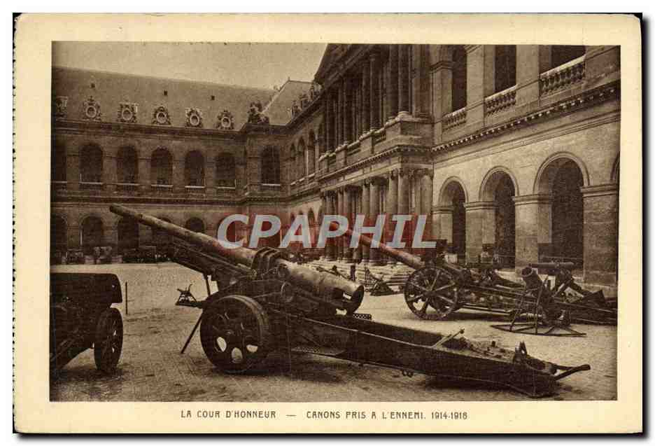 CPA La Cour D'Honneur Canons Parix Invalides militaria 