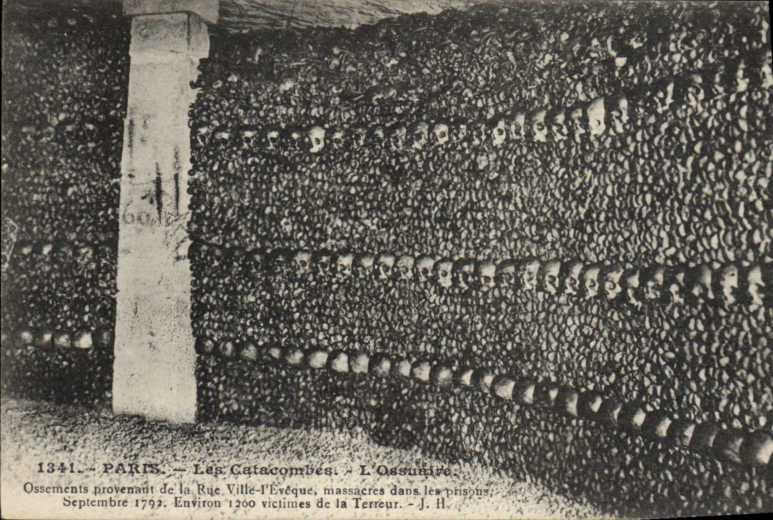 CPA Paris Les Catacombes L'Ossuaire