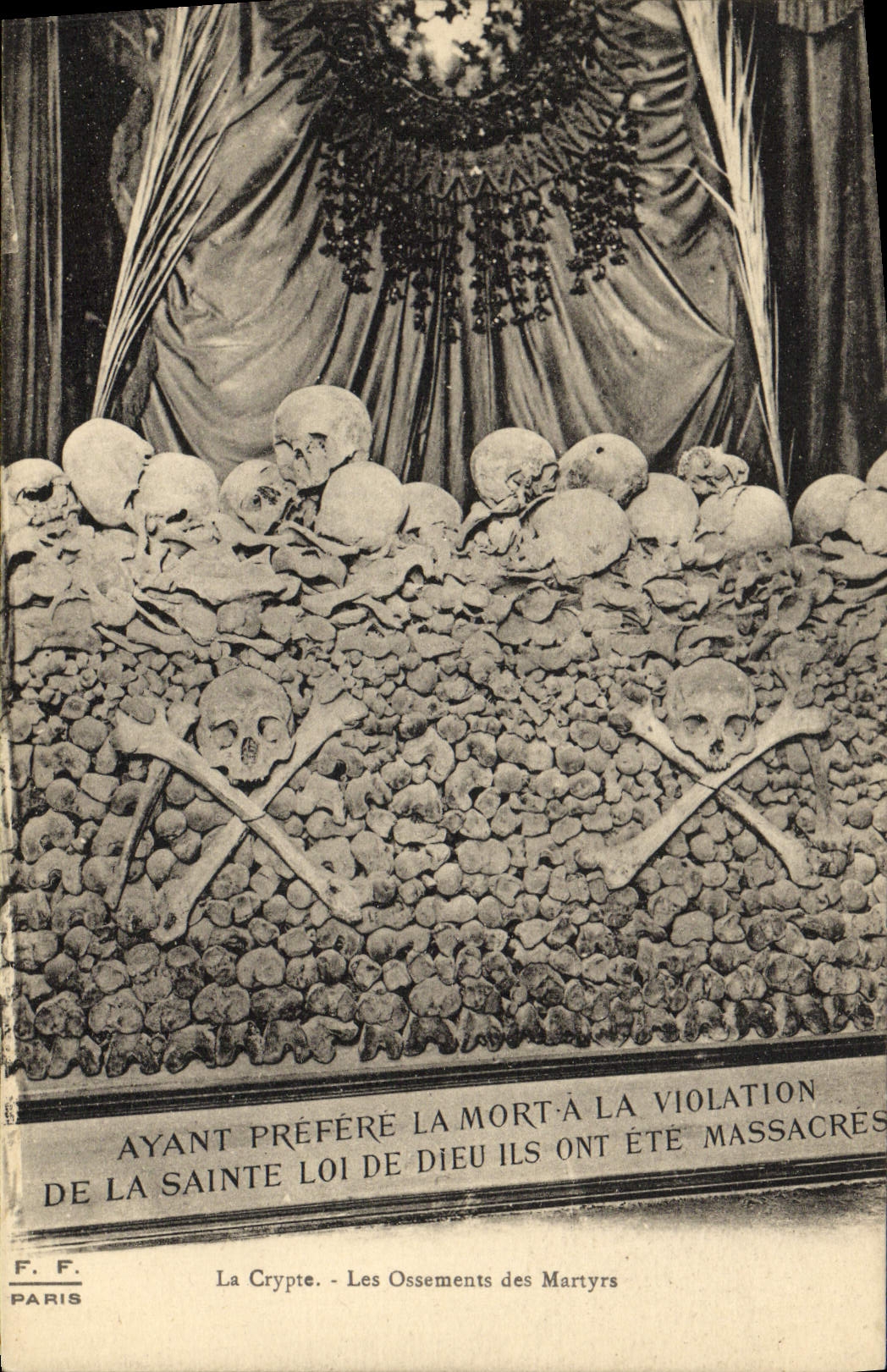 CPA Paris La crypte Les ossements des martyrs