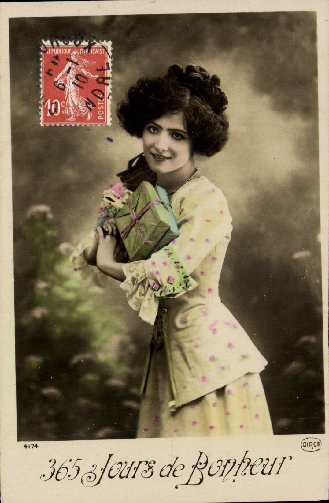 Frau in einem Kleid mit Polka-Dots, das ein Geschenk hält — 365 Jours de Bonheur — CIRCÉ
