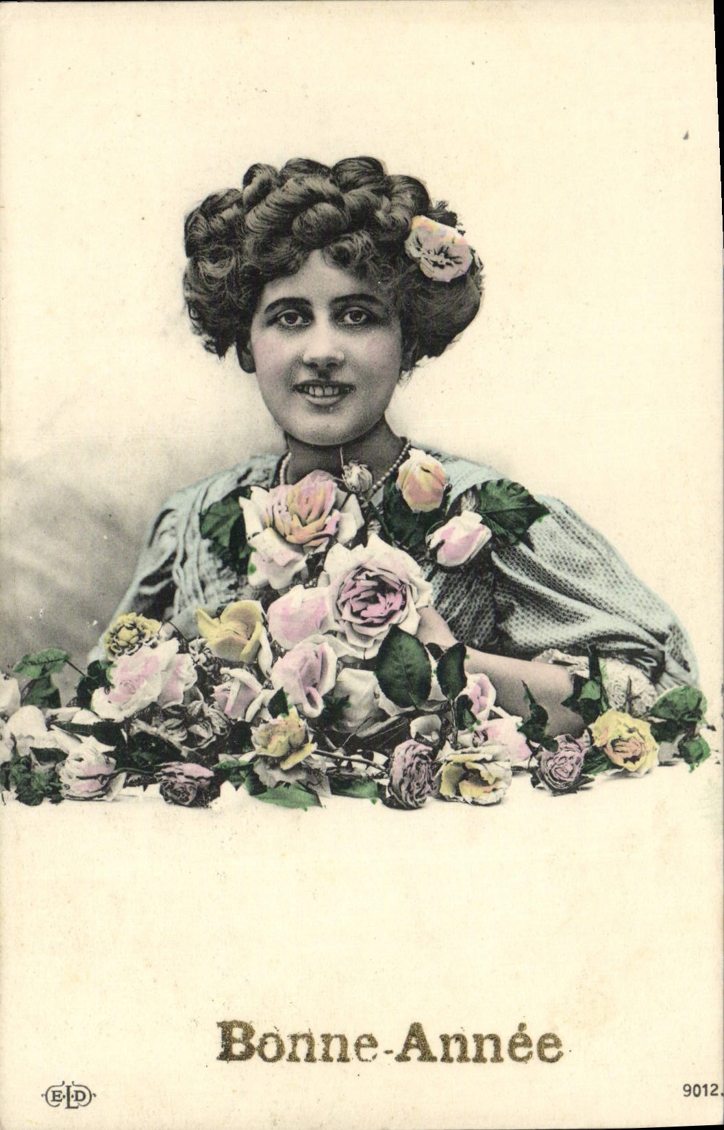 Lächelnde junge Frau mit Rosenstrauß — Frohe Neujahr — Verlag E.P.D., Nr. 9012