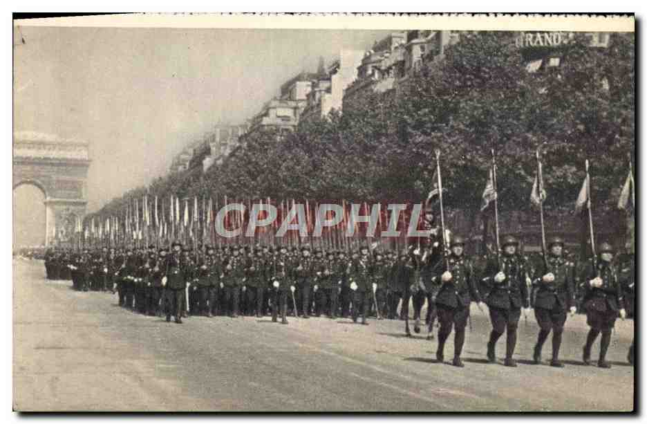 CPM Militaria Revue du 14 juillet Les chasseurs a pied Paris Arc de Triomphe 