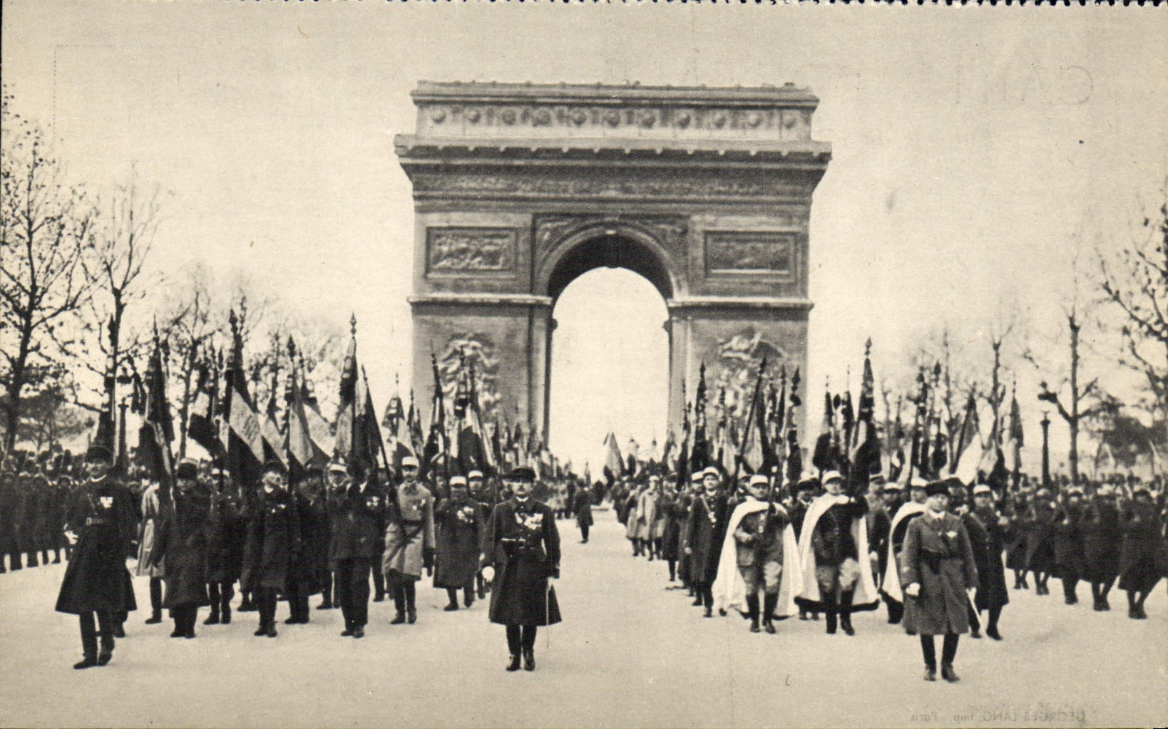 CPM Militaria 11 novembre Les drapeaux des regiment dissous 