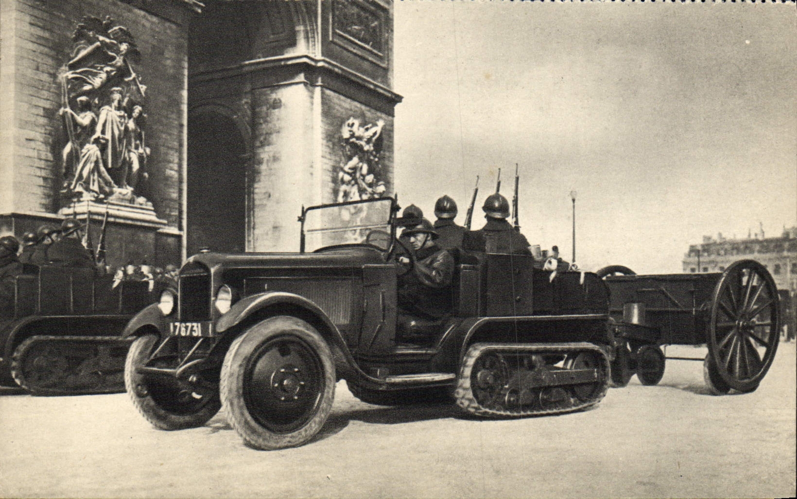 CPM Militaria Artillerie motorisee devant l'Arc de Triomphe Paris