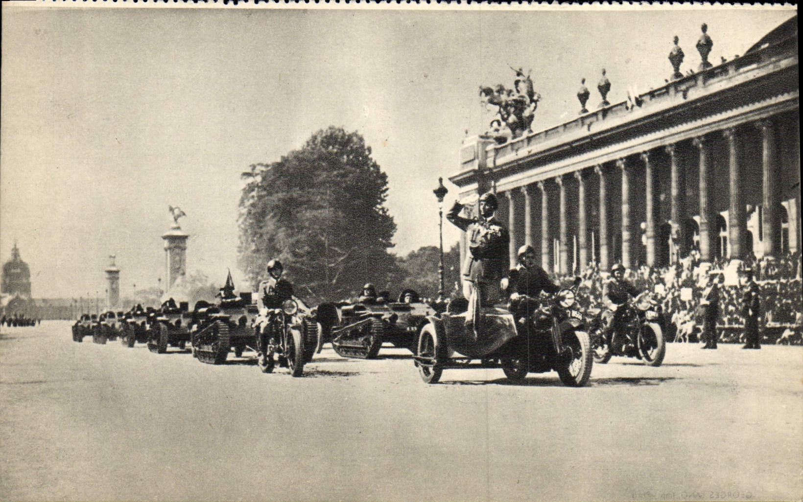 CPM Militaria Chenillettes d'infanterie devant le grand Palais Paris Moto