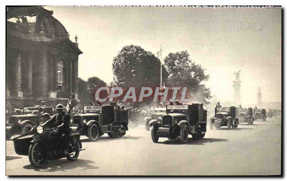 CPM Militaria Paris 14 juillet Defile de Dragons portes
