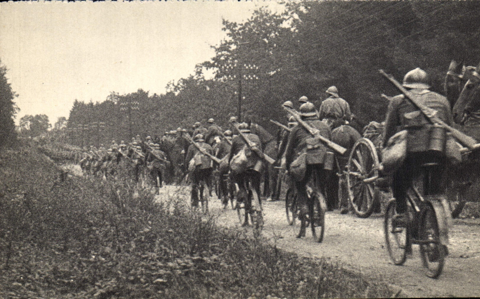 Peloton cycliste doublant une colonne d'Artillerie — Georges Lang, imp. Pura