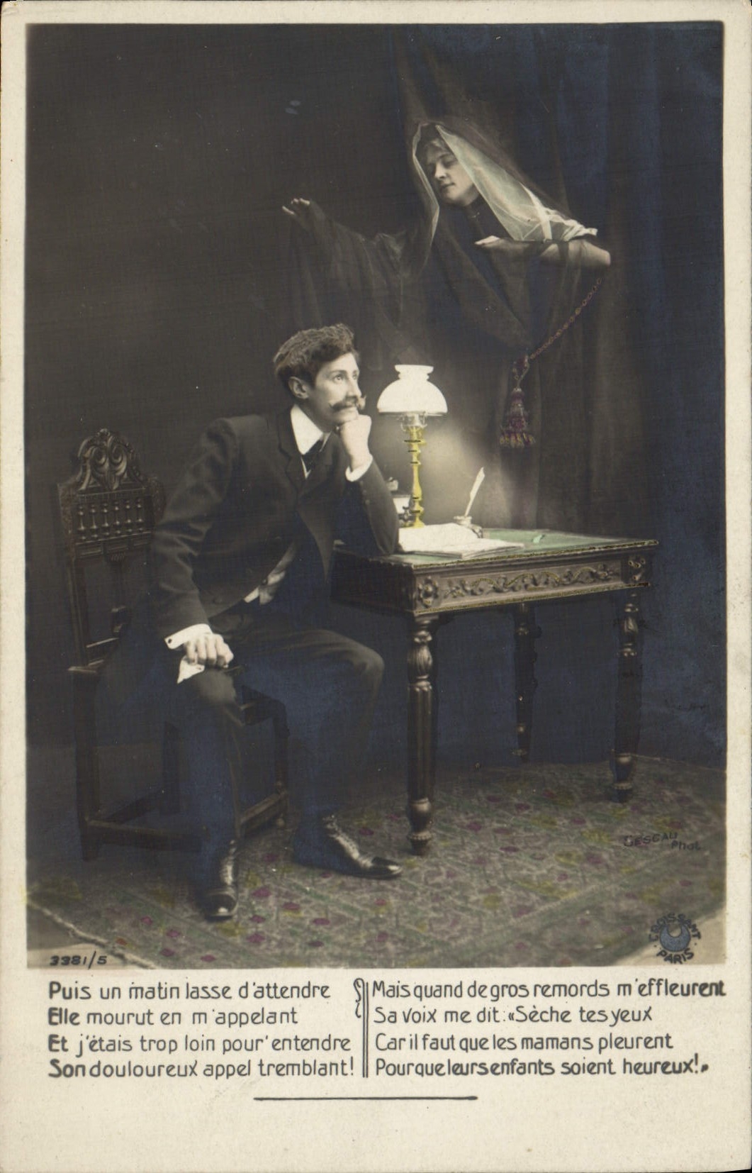Homme assis à une table avec une femme en voile — poème — DESCAN Phot. Paris, n° 3381/5