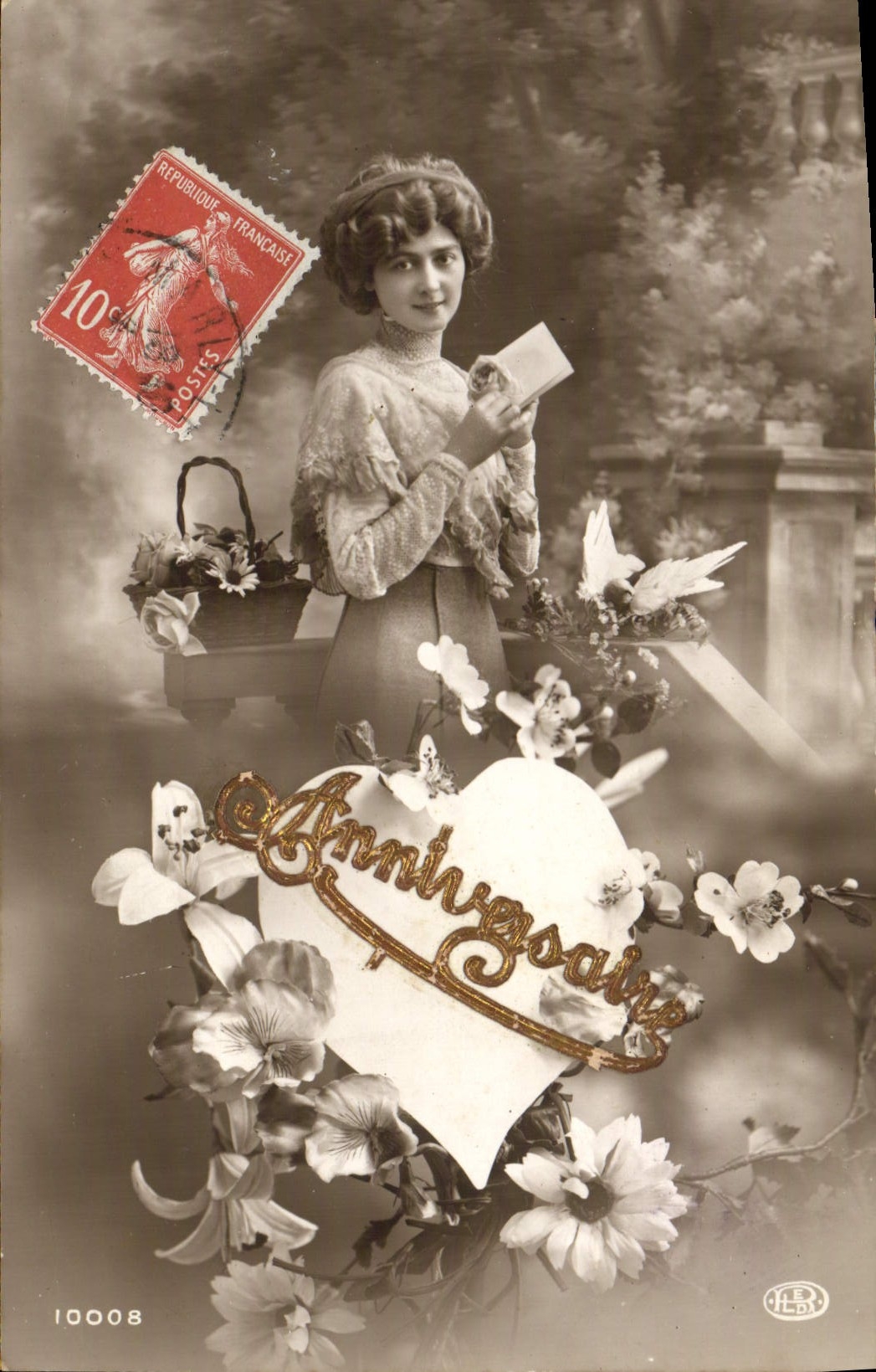 Femme avec bouquet — Anniversaire — HEBR, n° 10008