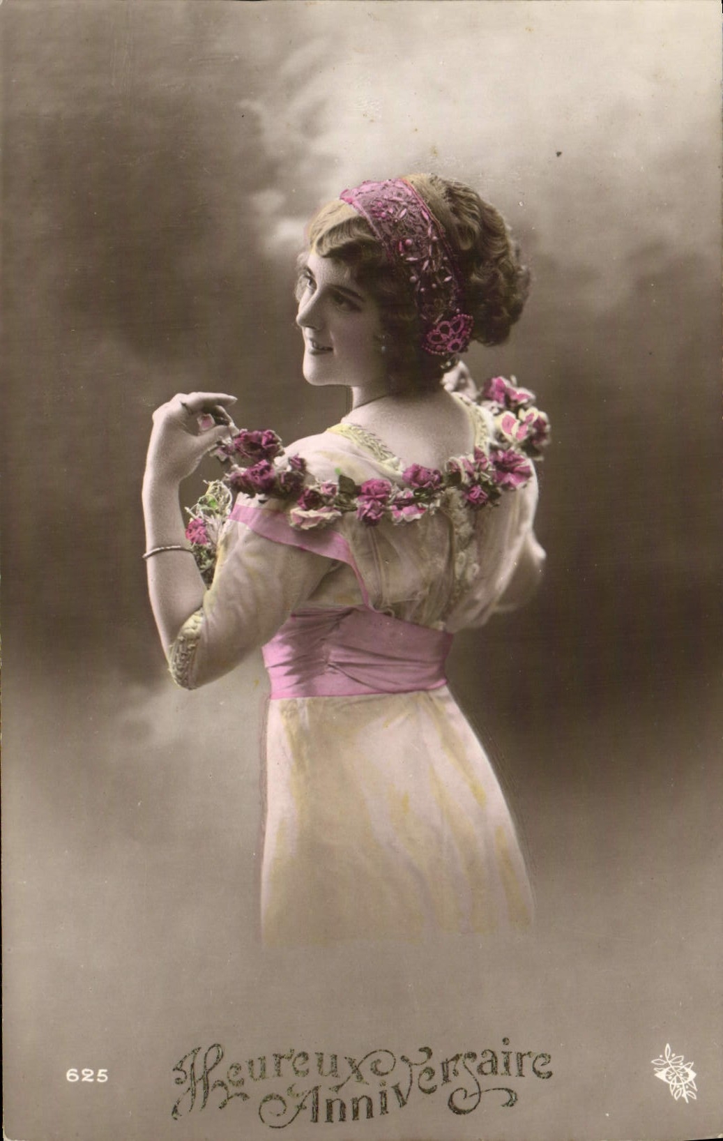 Femme en robe fleurie — Anniversaire — série 625