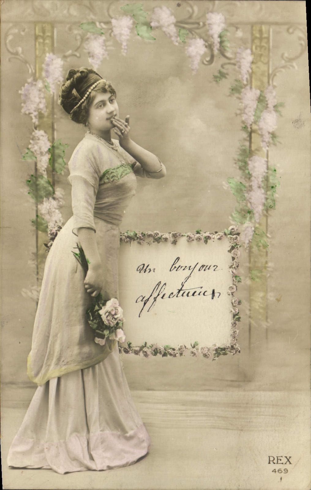 Jeune femme en robe élégante — salutation affectueuse — REX 469