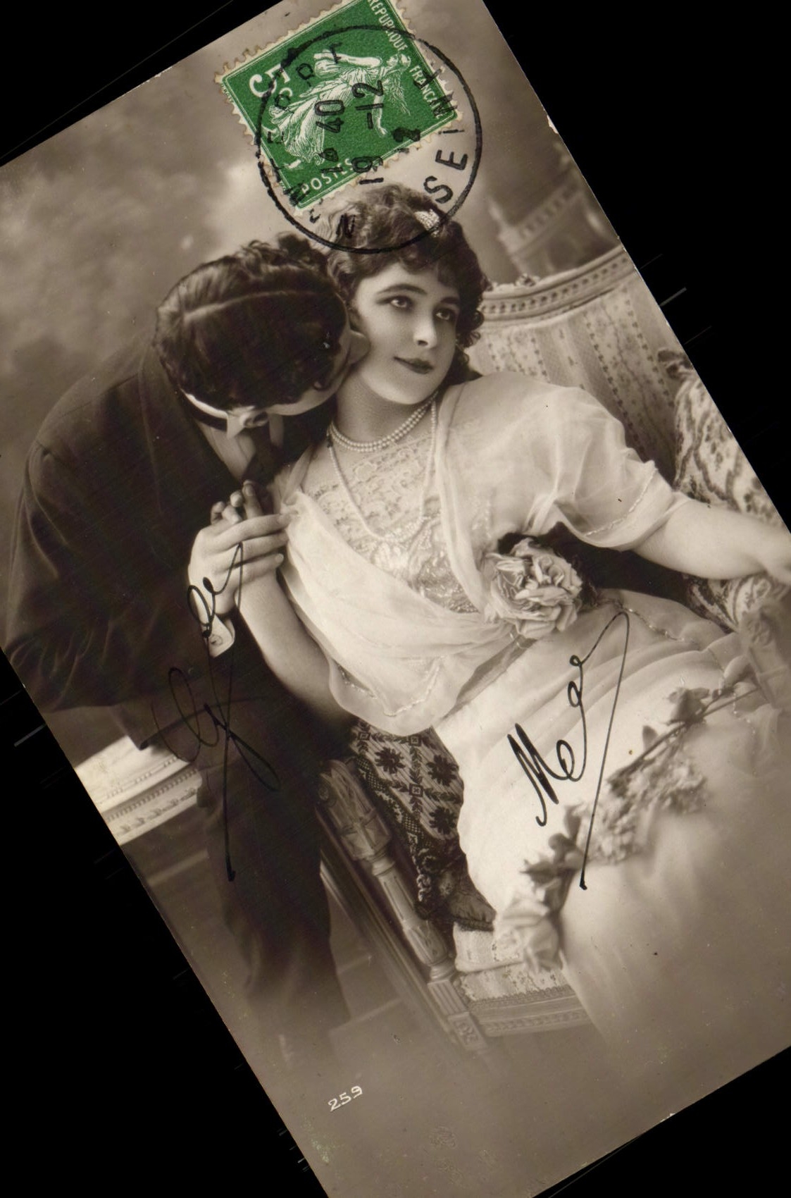 Couple en étreinte — scène de théâtre — éditeur anonyme, n° 259