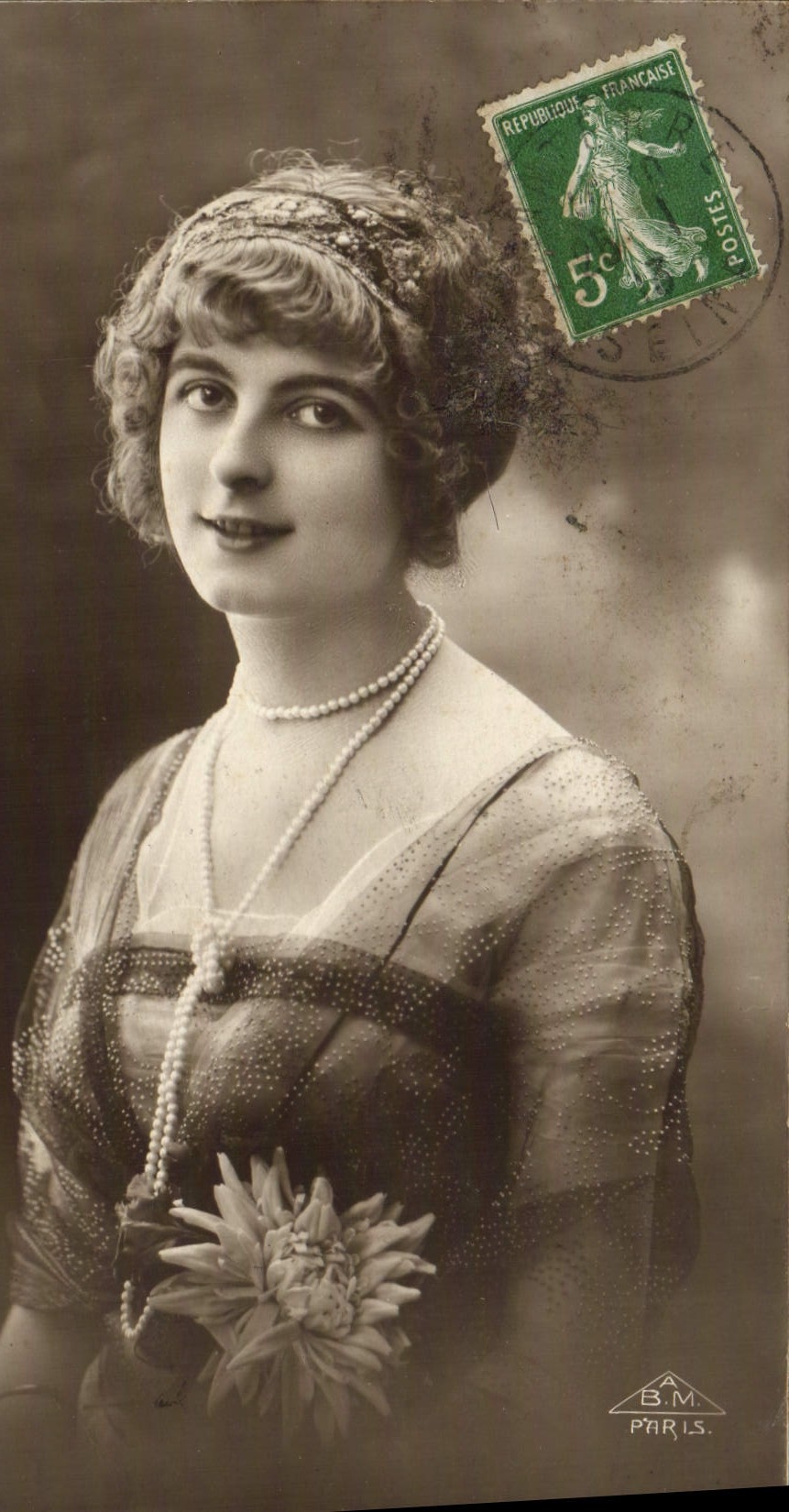 Jeune femme en robe à dentelle et collier de perles — B.M. PARIS — timbre 5c vert