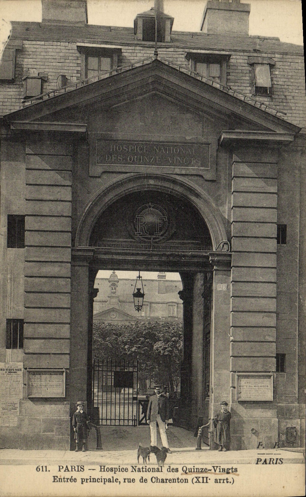 CPA Paris Hospice National des Quinze Vingts Entree principale Rue de Charenton