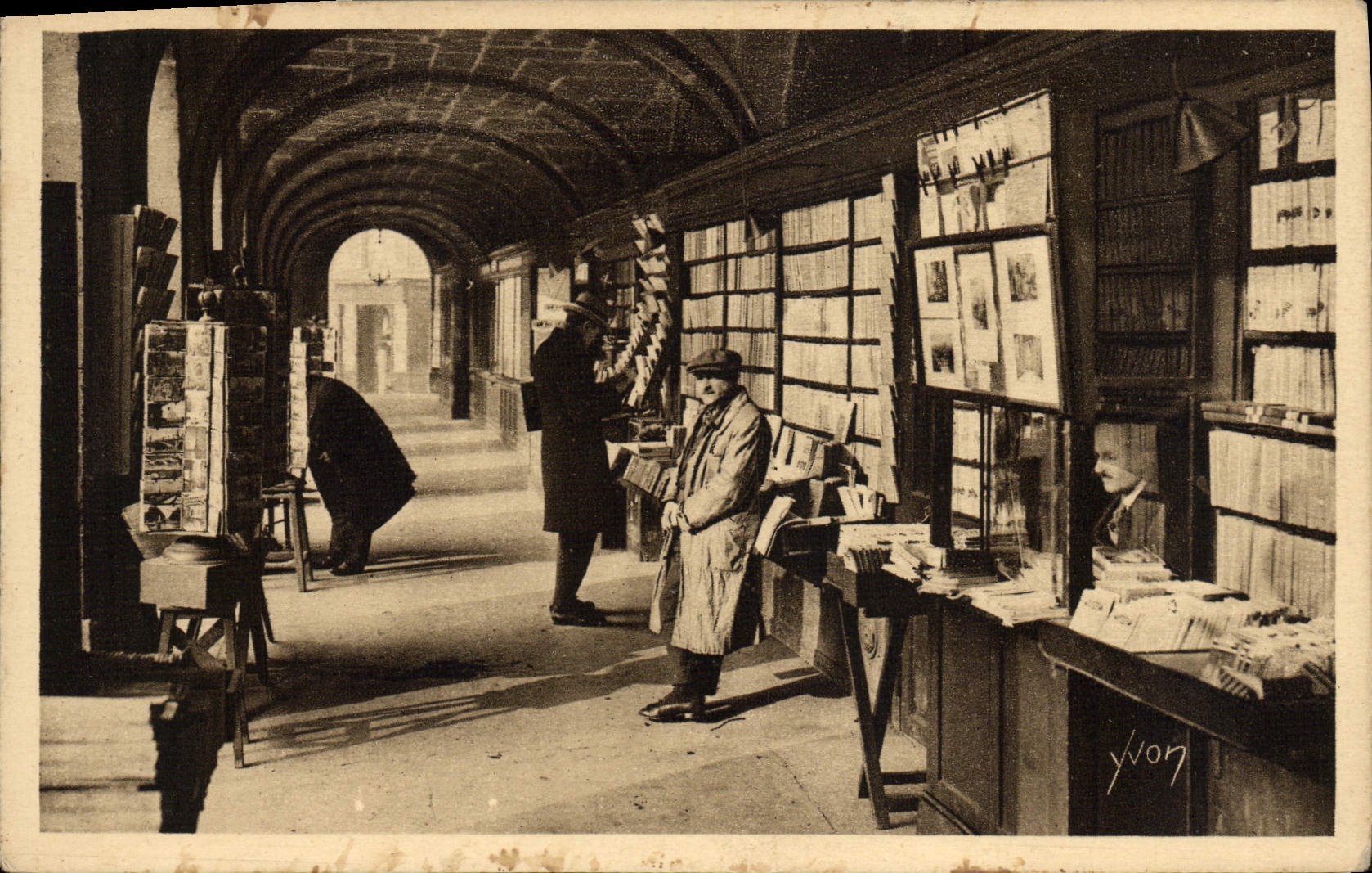 CPA Paris Les arcades de L'odeon Bouquiniste 