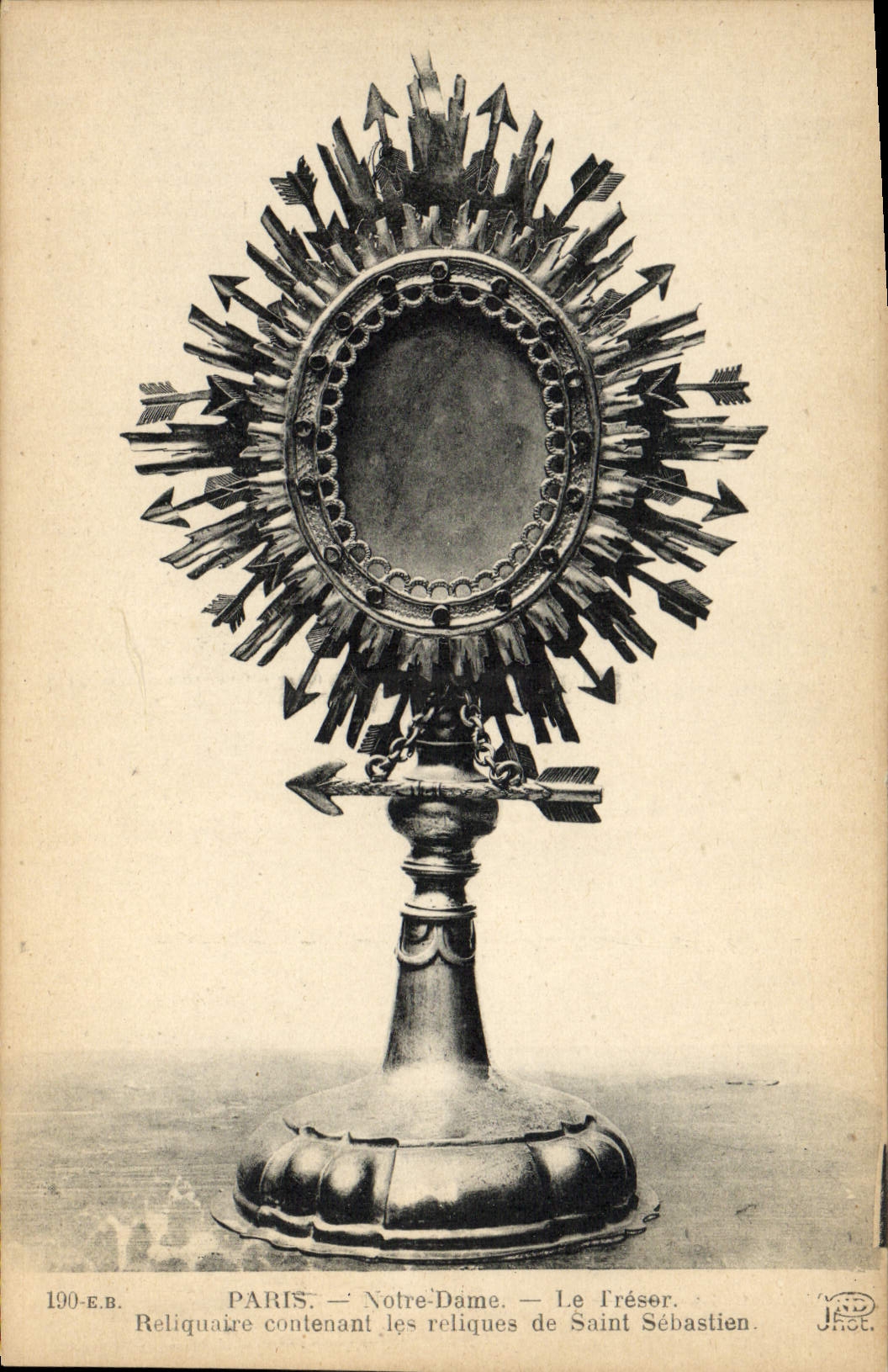 CPA Paris Notre Dame Le tresor Reliquaire Reliques de Saint Sebastien
