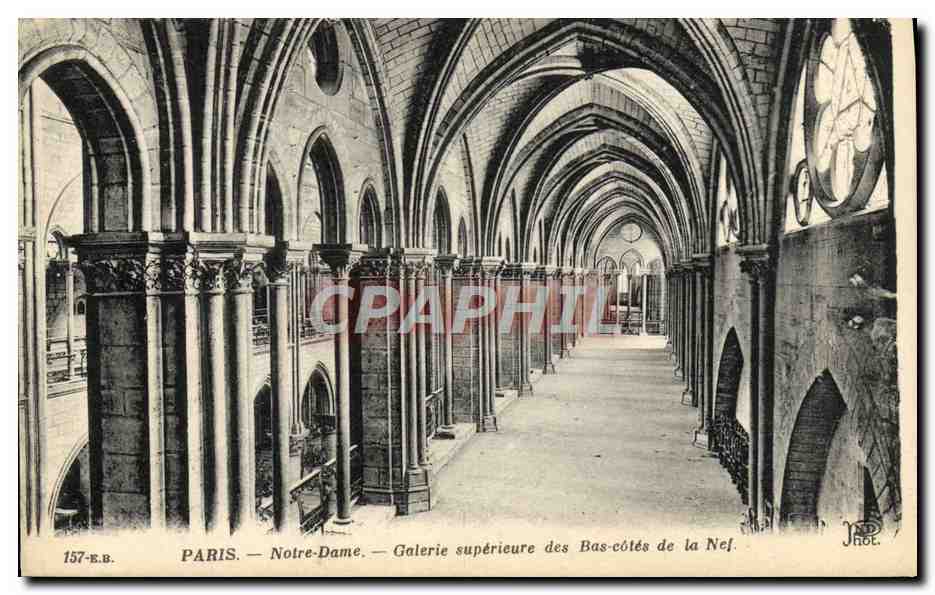 CPA Paris Notre Dame Galerie Superieure des Bas Cotes de la nef