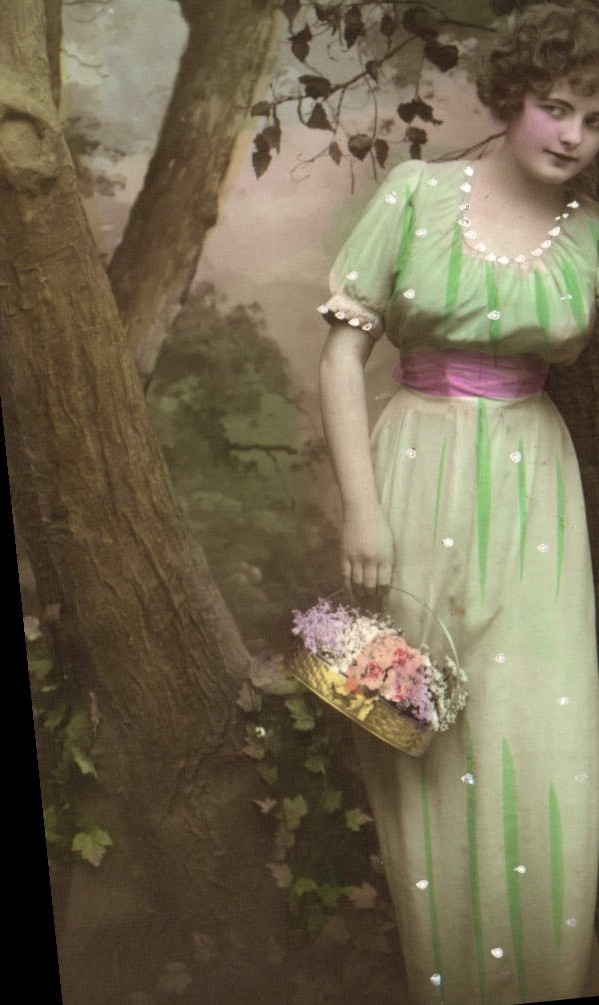 Jeune femme en robe verte tenant un panier de fleurs — scène de forêt — éditeur non visible