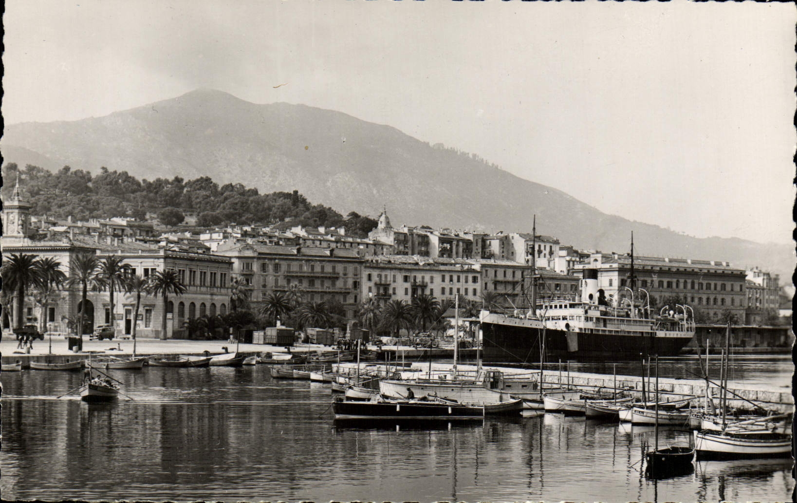 CPM Ajaccio Le Port et Vue sur la Ville Bateau