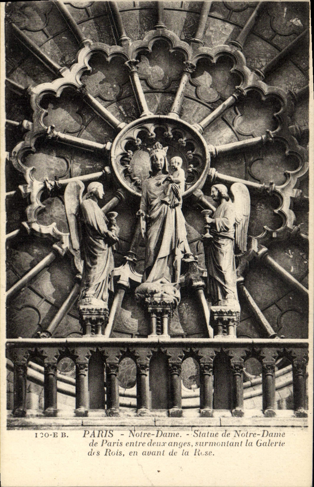CPA Paris Notre Dame Statue de Notre Dame de Paris entre deux anges surmontant la galerie des rois en avant de la Rose
