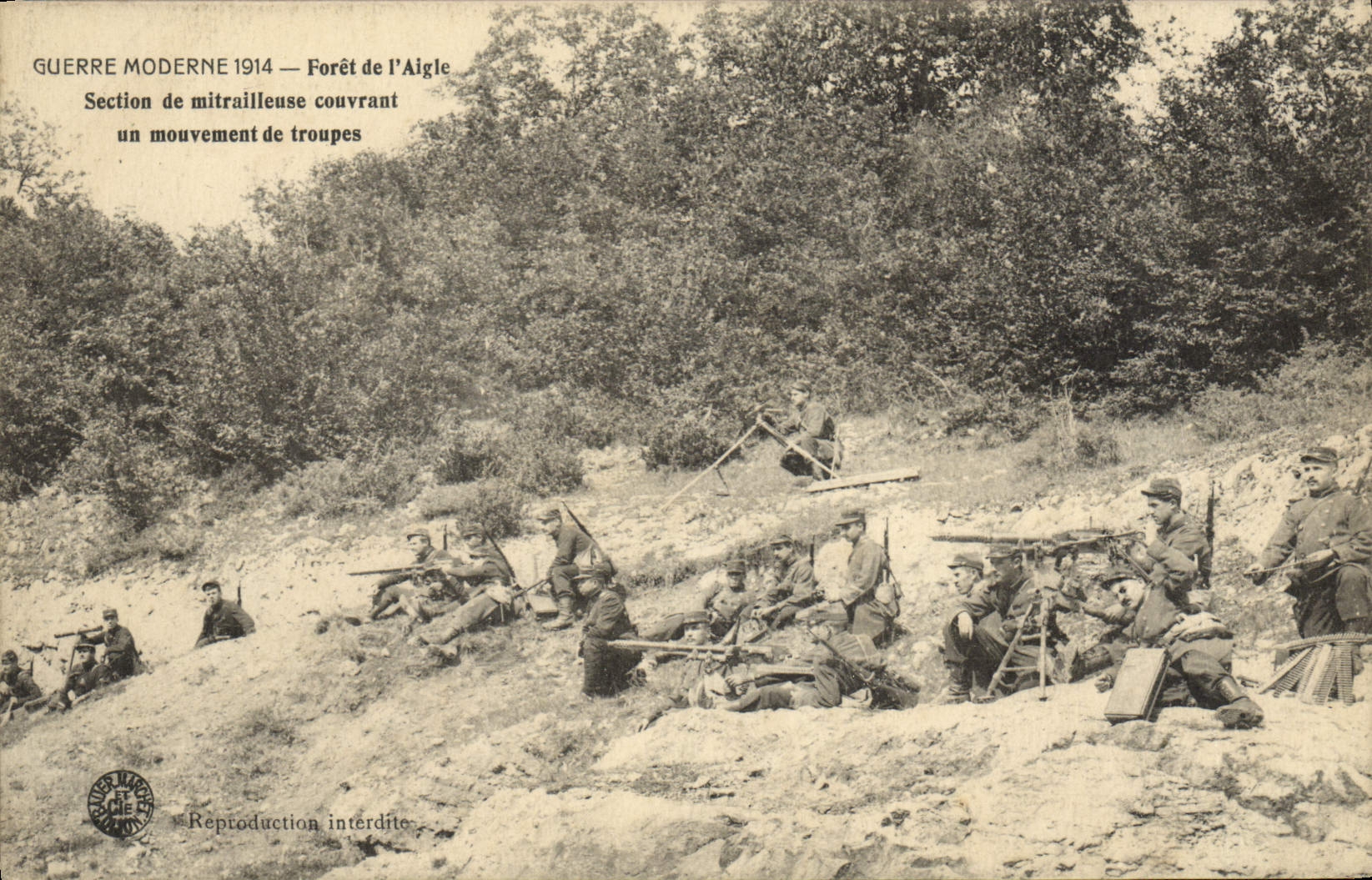 Forêt de l'Aigle — Section de mitrailleuse couvrant un mouvement de troupes — Guerre Moderne 1914 — Éditeur : GUILHERME & CIE