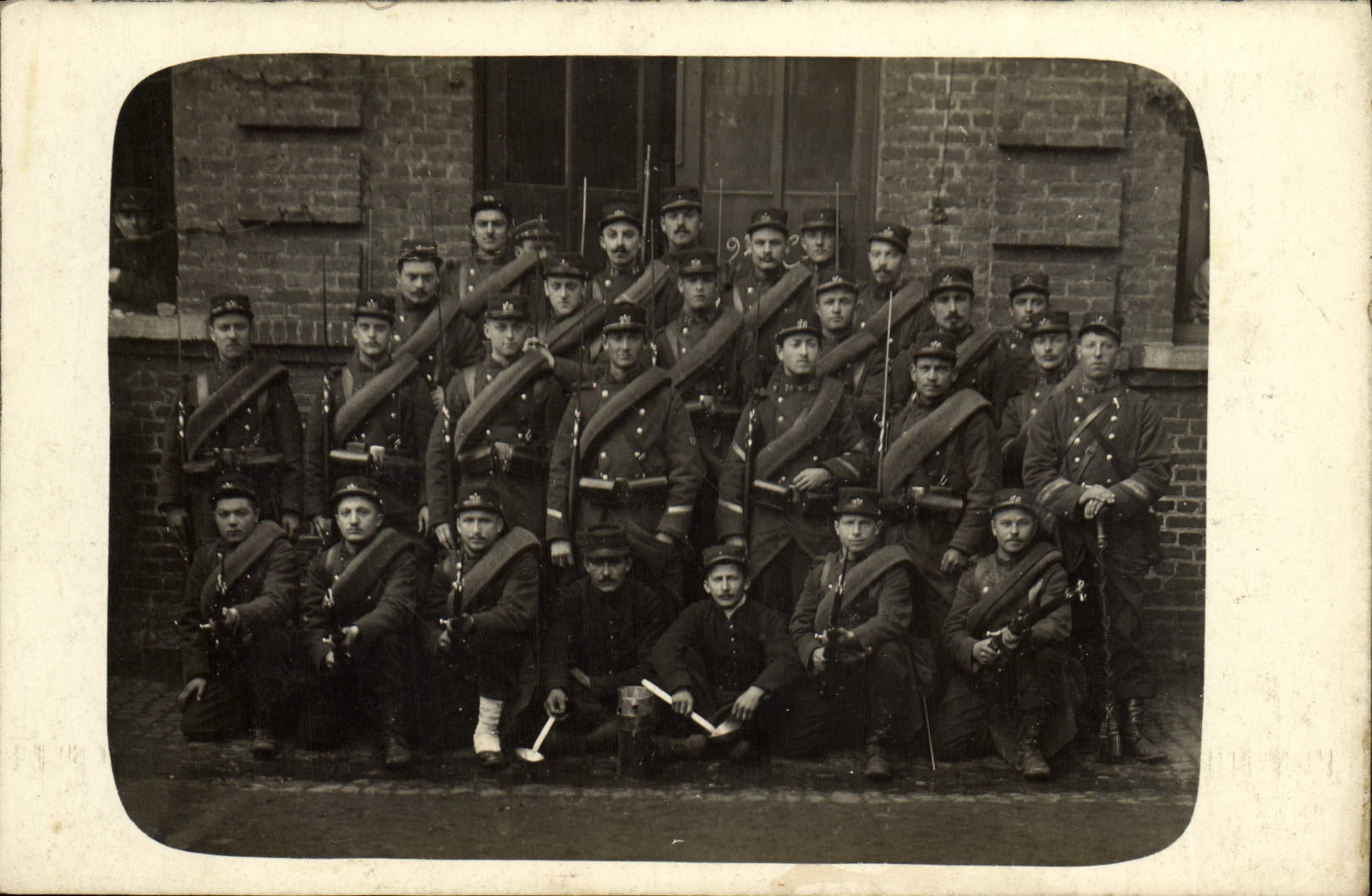 Groupe de soldats — uniformes et armes — éditeur non visible