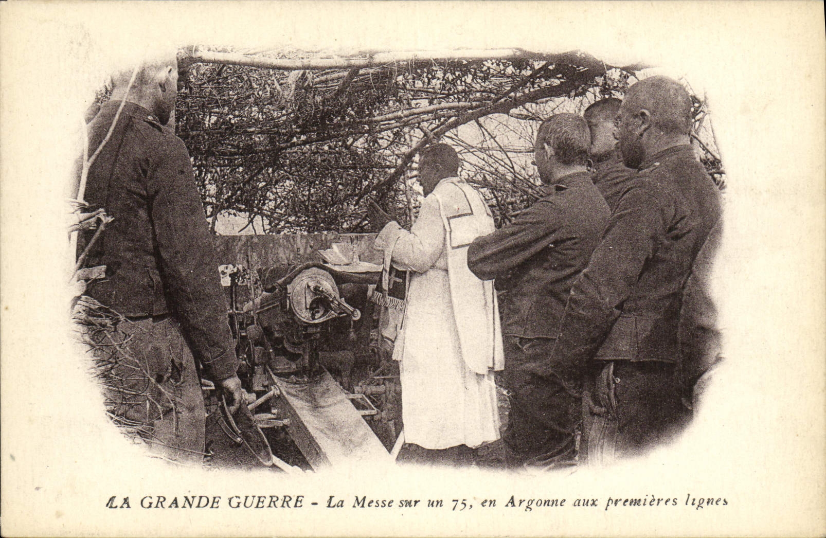 CPA La Grande Guerre La Messe sur 75 en Argonne aux premieres lignes Militaria
